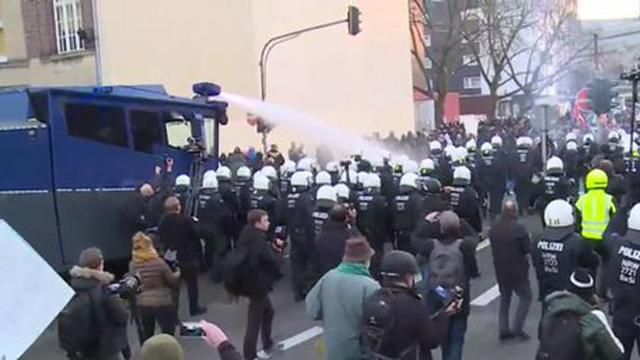 Німецька поліція "відкрила вогонь" з водометів у Кельні
