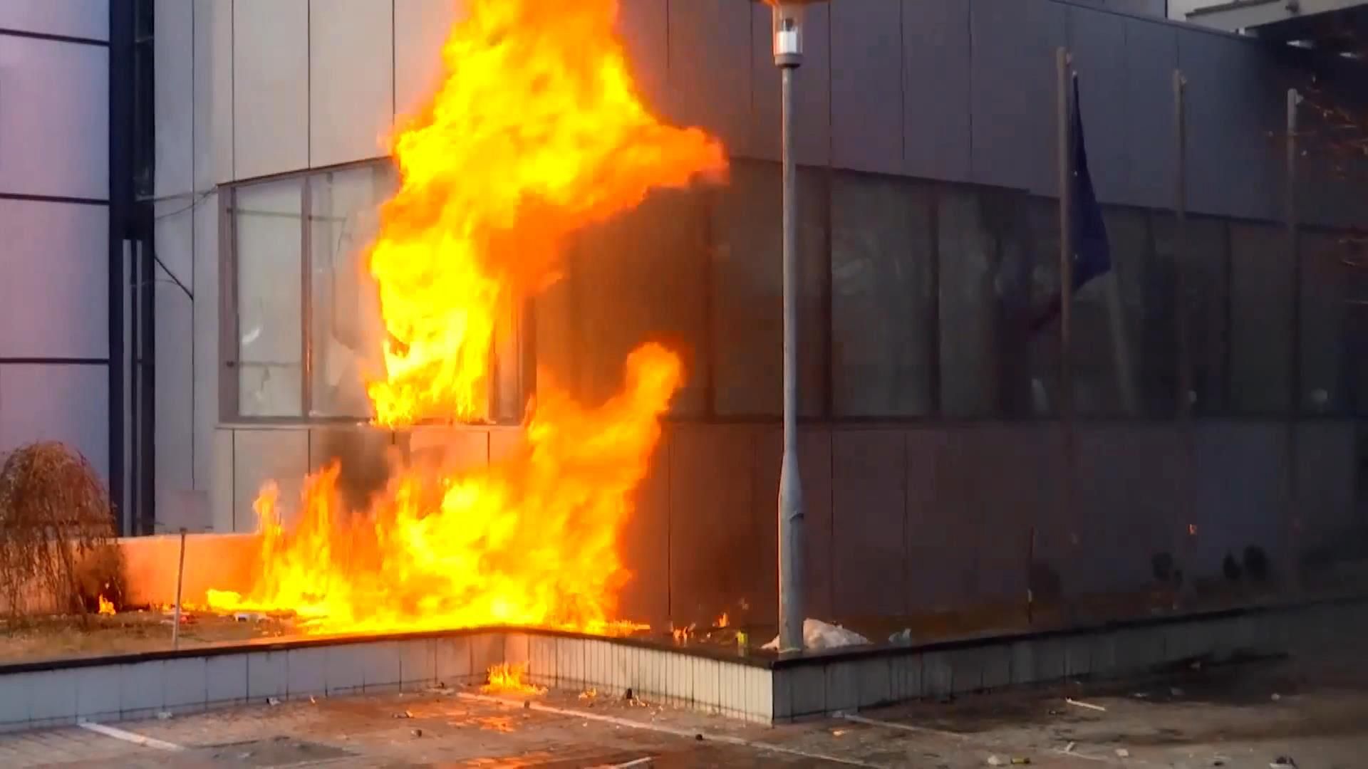 Радикали підпалили уряд у Косово