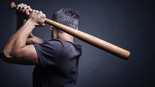 На Чернігівщині зловмисники побили поліцейського та його сім'ю На Чернігівщині зловмисники побили поліцейського та його сім'ю