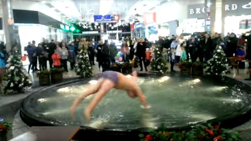 Почти голые мужчины устроили водные забавы прямо посреди торгового центра