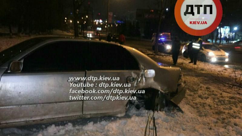 Мажорный автомобиль сбил пешехода и влетел в дерево Мажорный автомобиль сбил пешехода и влетел в дерево