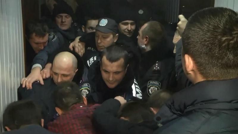 Колишні "торнадівці" пішли на штурм київського суду: фото та відео