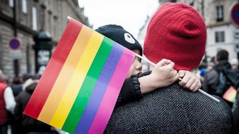 Чи потрібні ЛГБТ-школи в Україні? Ваша думка