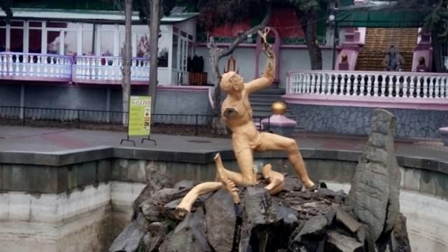 Вандалы повредили знаменитый фонтан в Алуште Вандалы повредили знаменитый фонтан в Алуште
