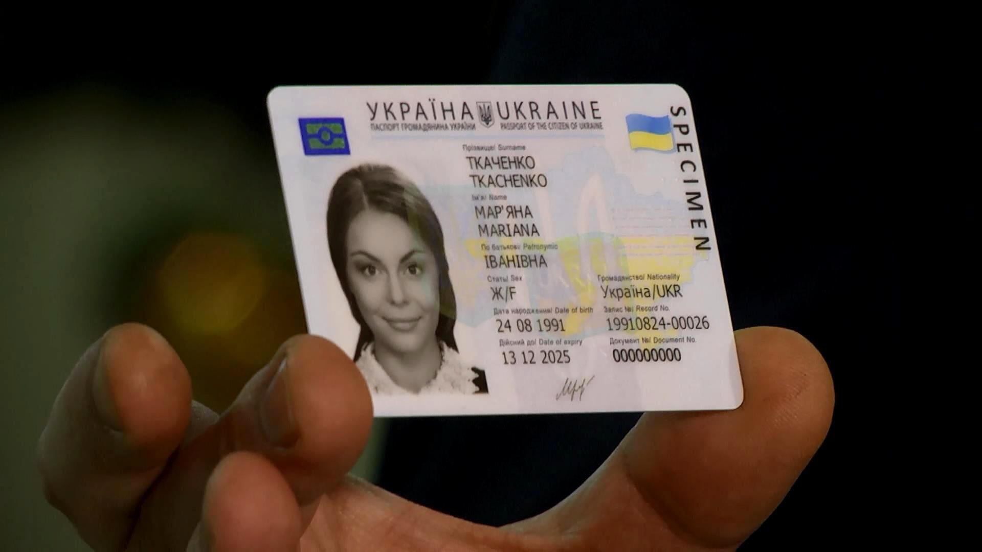 Українцям нарешті почали оформлювати пластикові паспорти