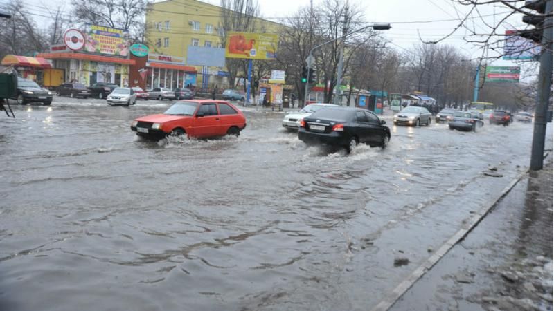 Вулиці Маріуполя перетворилися на брудні ріки 