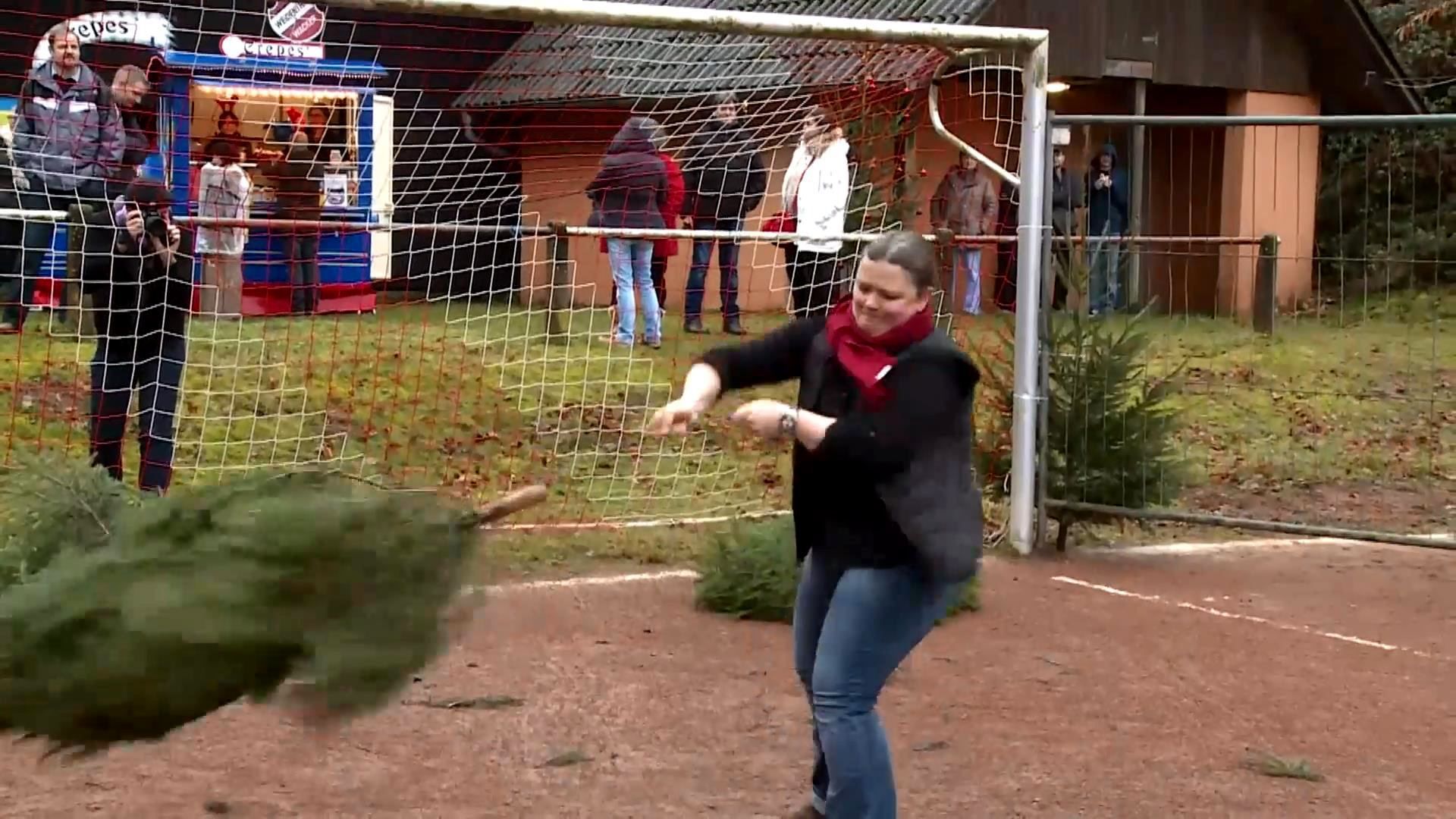 В Германии провели чемпионат по метанию елок В Германии провели чемпионат по метанию елок