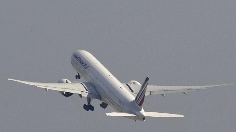 Літак Air France приземлився у Парижі з трупом у шасі