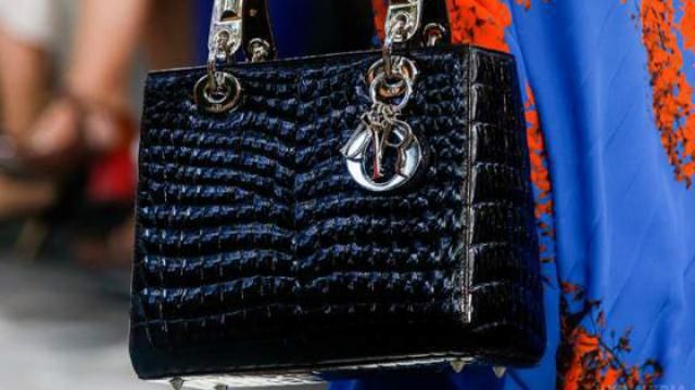 В уборщицы "Газпрома" украли дорогую сумку Dior