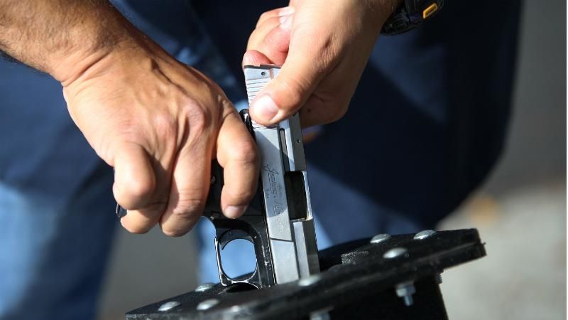 Киевлянин подстрелил подростка, который хотел украсть его машину Киевлянин подстрелил подростка, который хотел украсть его машину