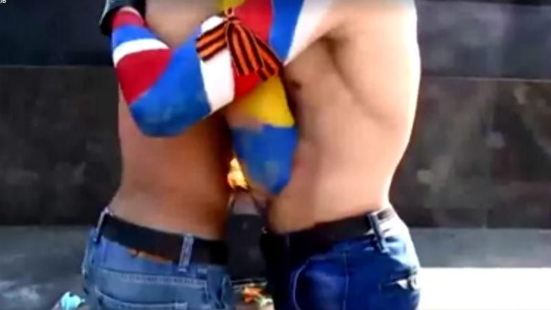 Россияне сняли очень странное видео про украинско-российскую дружбу Россияне сняли очень странное видео про украинско-российскую дружбу