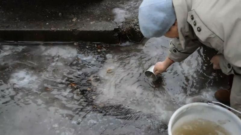 Жителі Запоріжжя змушені черпати воду з калюж і топити сніг