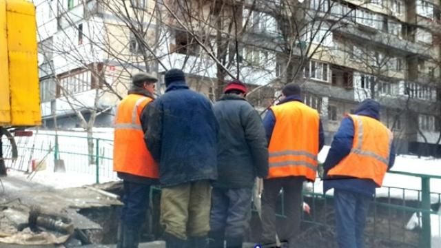 Біля київського вокзалу провалилась дорога Біля київського вокзалу провалилась дорога