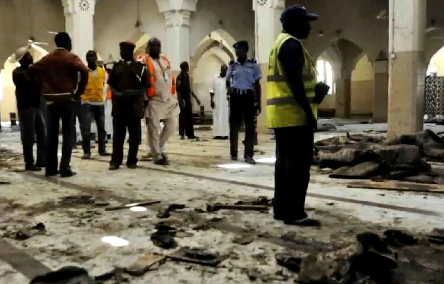 Женщины взорвали себя в мечети в Африке (18+) Женщины взорвали себя в мечети в Африке (18+)