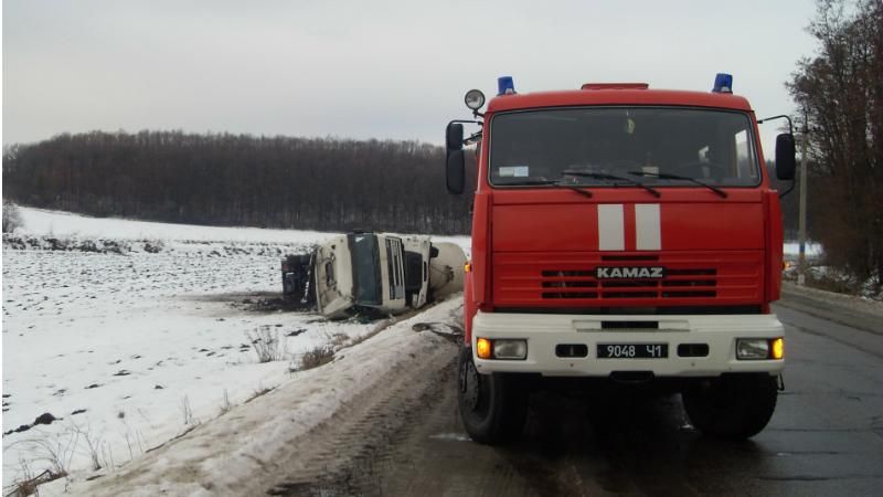 Серьезная авария в Харьковской области: перевернулся бензовоз с дизтопливом