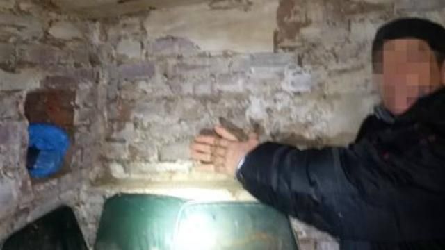 СБУ нашла у задержанного боевика "ДНР" оружие славянской милиции СБУ нашла у задержанного боевика "ДНР" оружие славянской милиции