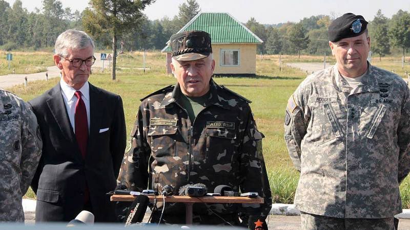 Порошенко звільнив скандального командувача Сухопутних військ Порошенко звільнив скандального командувача Сухопутних військ