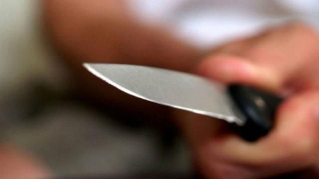 Неадекватный мужчина с арсеналом ножей напал на полицейского