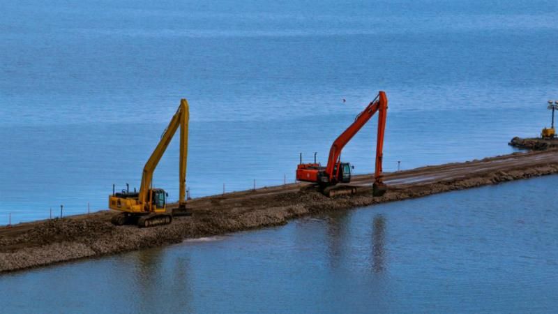 Ілюзія покращення: як в окупованій Керчі будують міст до Росії