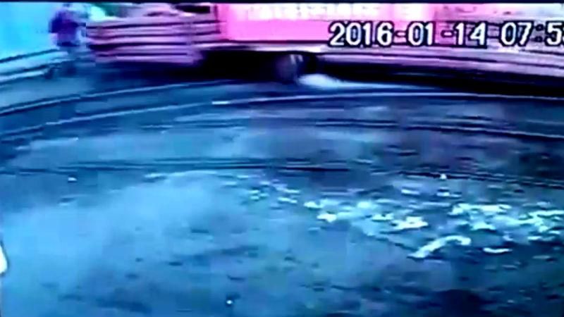 Появилось видео, как трамвай в Одессе убил человека (18+)