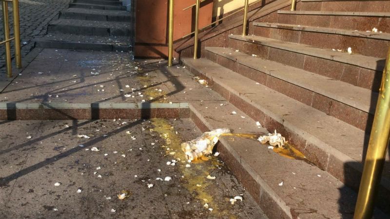 Ветерани АТО та "Правий сектор" пікетують прокуратуру: у хід пішли яйця Ветерани АТО та "Правий сектор" пікетують прокуратуру: у хід пішли яйця