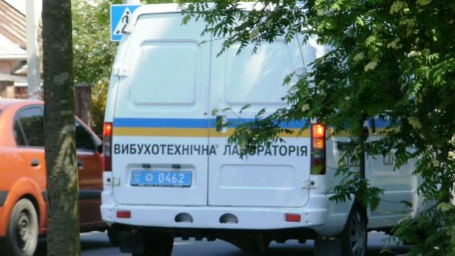 У Києві вибухи: невідомі напали на автобус комунальників