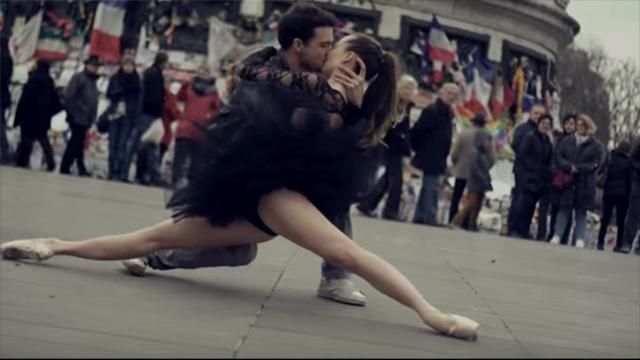 Сеть покоряет романтическое видео французов в поцелуе Сеть покоряет романтическое видео французов в поцелуе