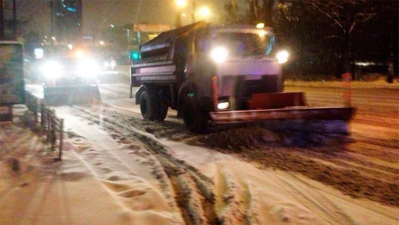 Сніговий колапс у Києві: водіїв просять не виїжджати на дороги
