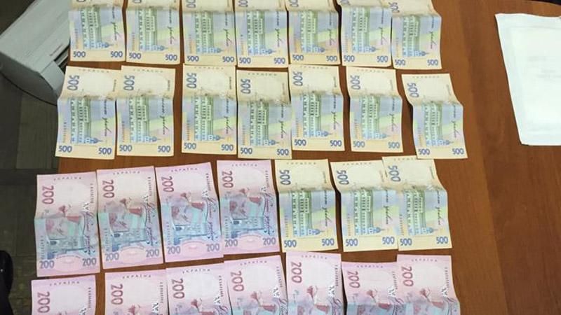 На взятке в Киеве поймали чиновника и начальника полиции На взятке в Киеве поймали чиновника и начальника полиции