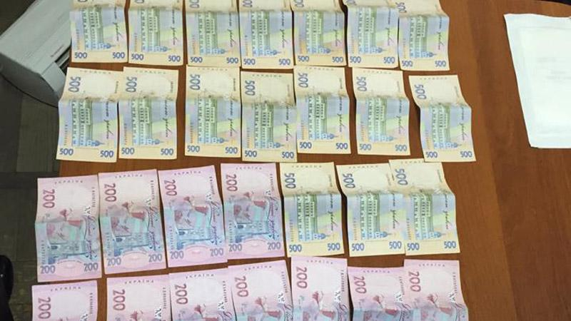 На взятке в Киеве поймали чиновника и начальника полиции