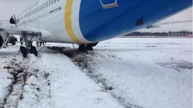 Появились фото аварии самолета в Киеве