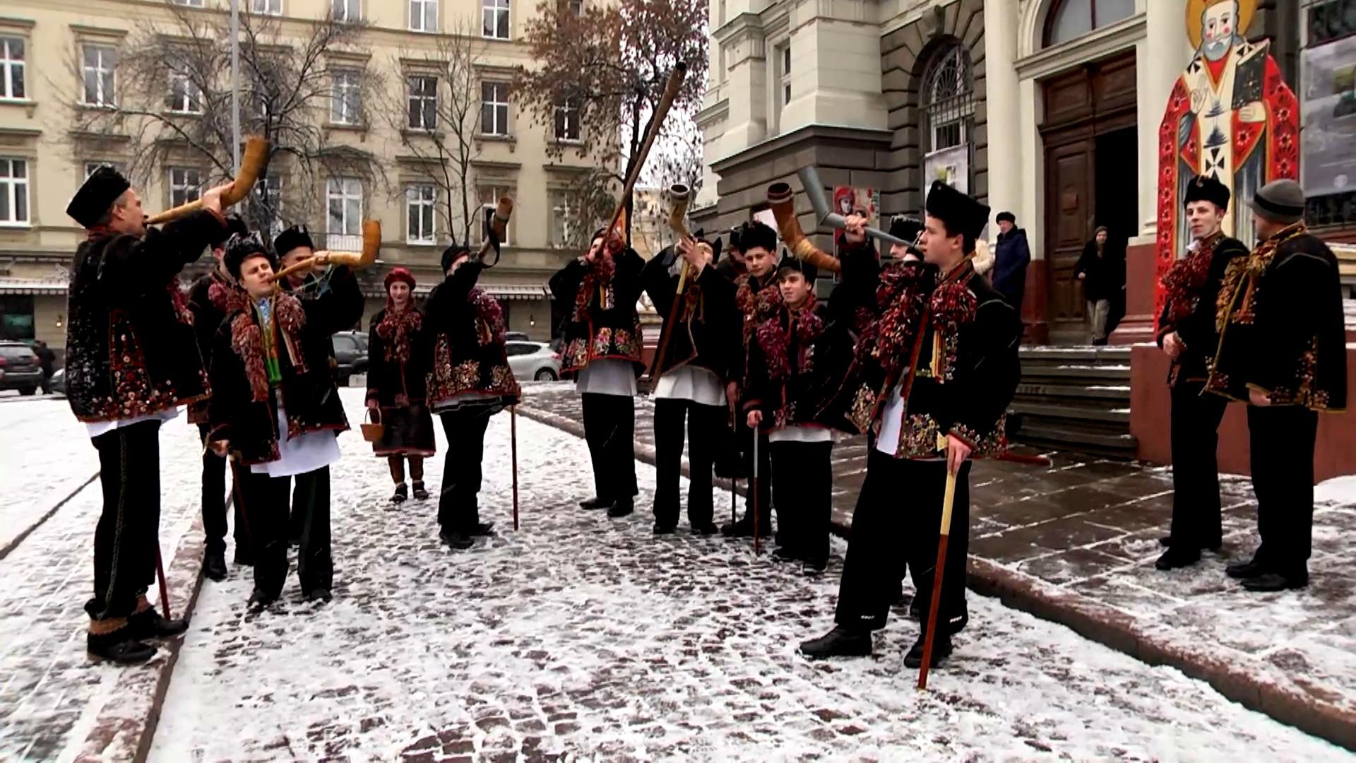 Гуцулы из легендарного села напомнили про древнюю украинскую традицию во Львове