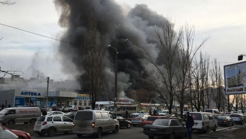 В Одесі — масштабна пожежа на ринку 