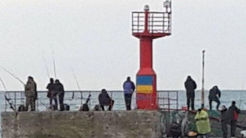 Фотофакт: в Ялте рыбачат под флагом Украины Фотофакт: в Ялте рыбачат под флагом Украины
