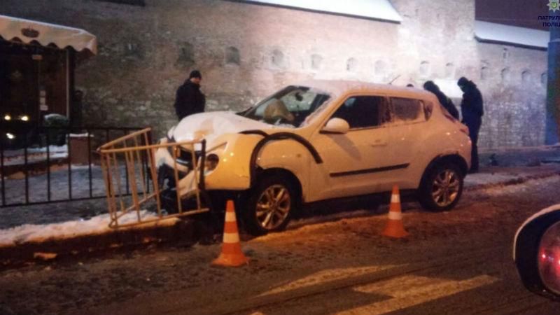 П’яна дівчина розтрощила свій Nissan і втекла в ресторан П’яна дівчина розтрощила свій Nissan і втекла в ресторан