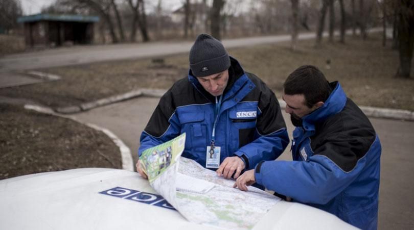 Наблюдатели ОБСЕ прокомментировали обстрел их автомобиля Наблюдатели ОБСЕ прокомментировали обстрел их автомобиля