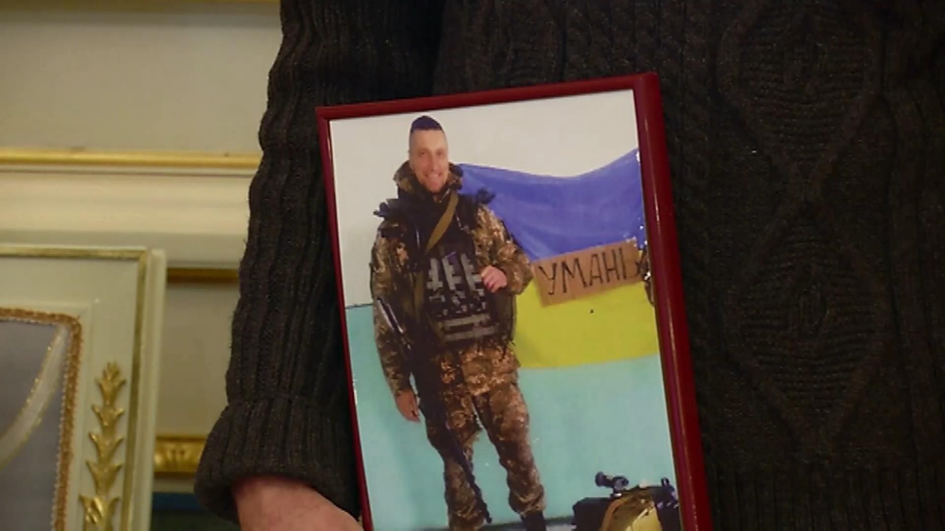 Порошенко посмертно нагородив 5-х кіборгів Порошенко посмертно нагородив 5-х кіборгів