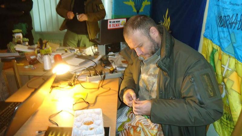 На все руки мастер. Ярош показал, как вышивает бисером На все руки мастер. Ярош показал, как вышивает бисером