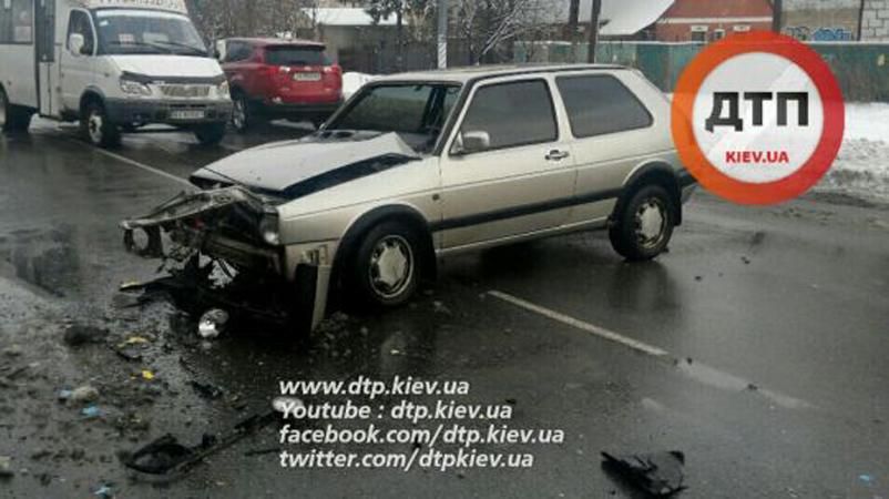 Відео аварії під Києвом: водій легковика "не помітив" маршрутку