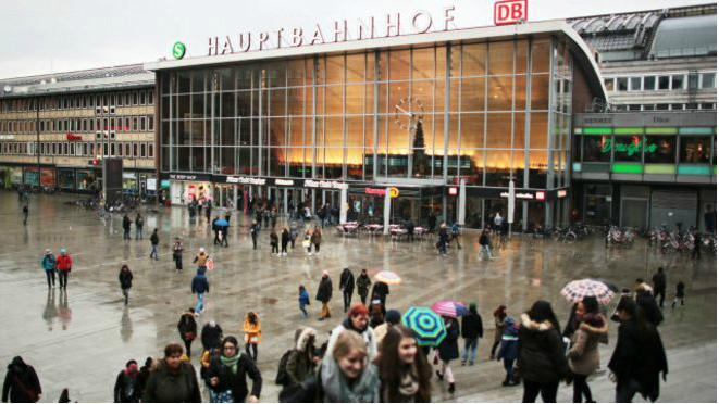 Неожиданные подробности сексуальных нападений в Кельне: беженцы помогли женщине