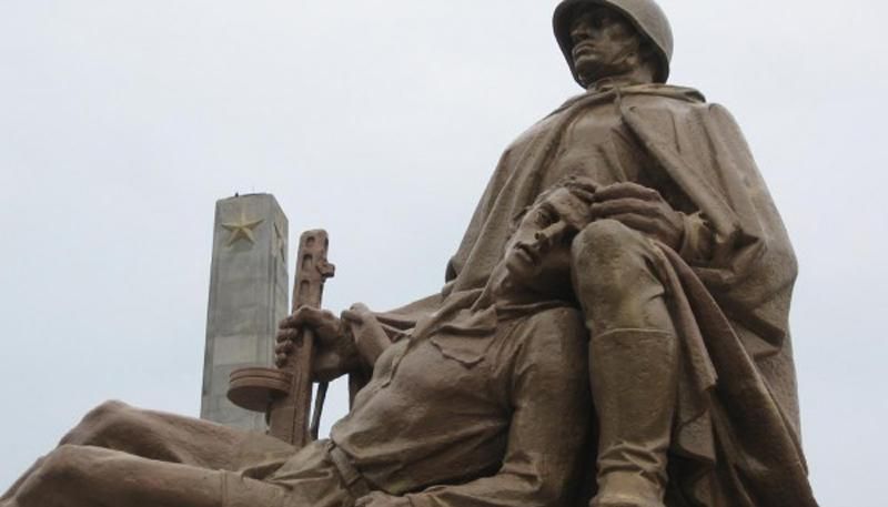У Польщі познущались з радянського монумента. Росія протестує