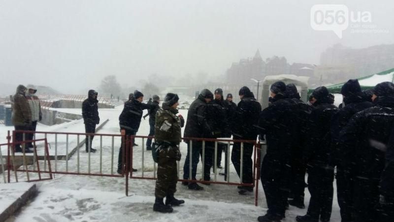 Из-за Яценюка перекрыли дороги в Днепропетровске, а он не приехал Из-за Яценюка перекрыли дороги в Днепропетровске, а он не приехал