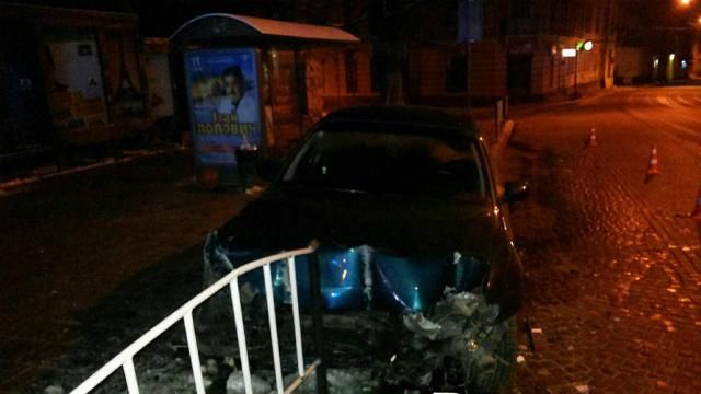 Водитель разбил остановку возле военного госпиталя во Львове