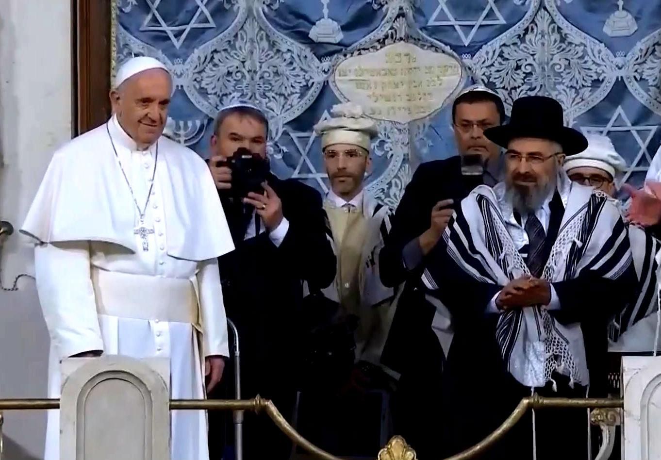 Папа Франциск впервые посетил синагогу