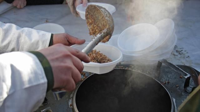 "Дзеркало тижня": експеримент МО з харчуванням військових — це спроба відродити корупцію "Дзеркало тижня": експеримент МО з харчуванням військових — це спроба відродити корупцію