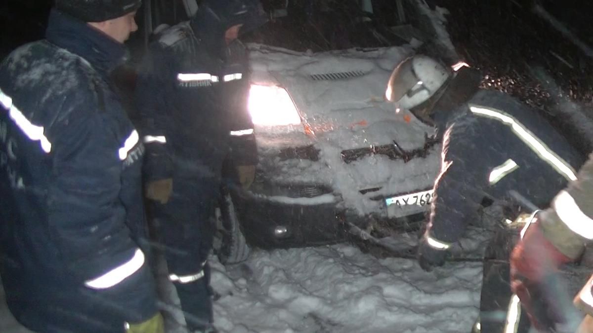 На Харківщині рятувальники витягнули з снігової пастки 16 машин "швидкої" На Харківщині рятувальники витягнули з снігової пастки 16 машин "швидкої"