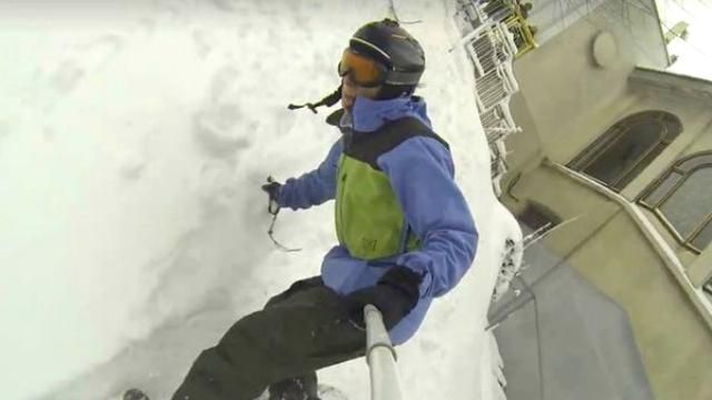 Экстремал прокатился по склонам Киева на сноуборде: опубликовано видео