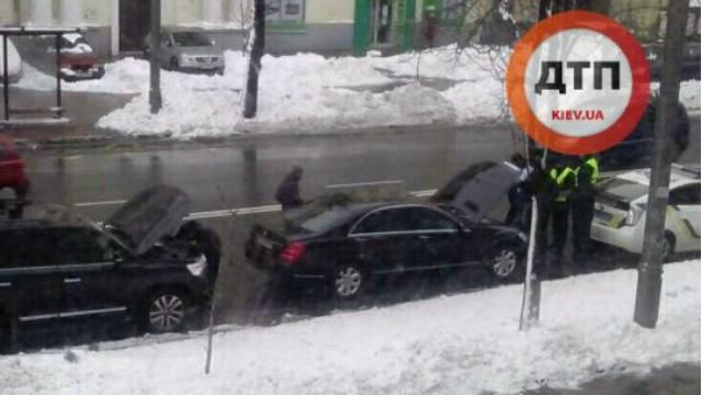 Поліцейські зняли спецсигнали з двох іномарок, які нахабно порушували правила Поліцейські зняли спецсигнали з двох іномарок, які нахабно порушували правила