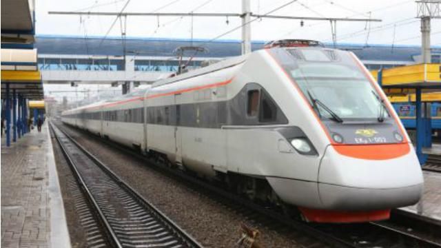 Потяг "Інтерсіті" знову зламався посеред поля: люди мерзли 6 годин Потяг "Інтерсіті" знову зламався посеред поля: люди мерзли 6 годин