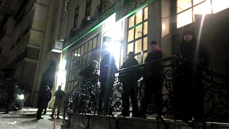 В СБУ пояснили, що робили озброєні люди біля офісу УКРОПу В СБУ пояснили, що робили озброєні люди біля офісу УКРОПу